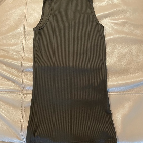 UNDER ARMOUR BROWN TANK TOP - Picture 5 of 5